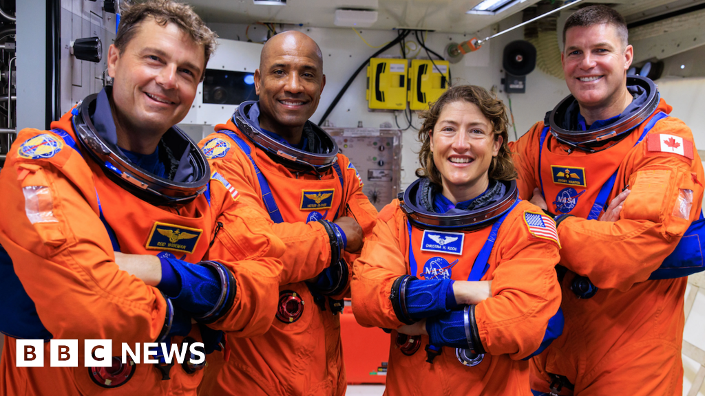 astronauts ready to go to Moon “for all humanity”